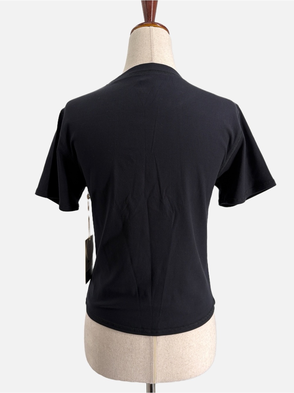 Vuori Pose Fitted Tee Black Ribbed Modal Stretch Cropped Top NWT Size Large - Picture 5 of 7